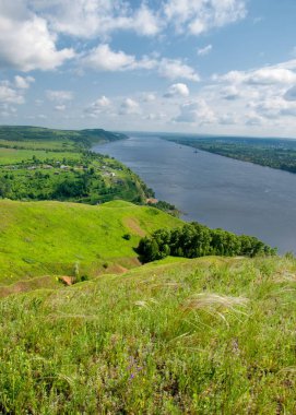 Yaz nehir. Yüksek Rock. Mavi gökyüzü. güzel sahne