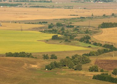 Yaz aylarında taze sürülmüş alan, saman yığınları, kavak