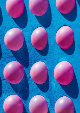 Atraktsion fuarda balonlarla. parlak renkli kauçuk sac havayla şişirilmiş ve bir çocuk oyuncak ya da bir dekorasyon kullanılan boyun, mühürlü.