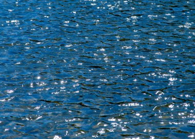 Doku arka plan. Doku arka plan. Havuzda su sayacı ışıkta fotoğraflandı. Dalgalar üzerinde güneş parlamayı