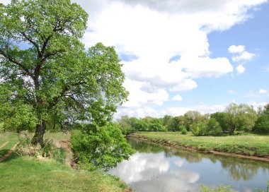 Yaz gökyüzü bulutlar, nehir