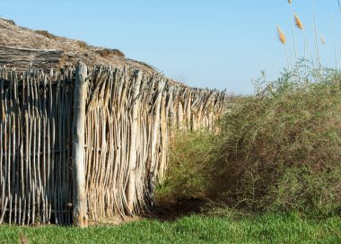 çöl, vahşi, kumlar, ıssızlık, atık, sahara. Hayvancılık, özellikle sığır veya ata, bir çiftlik veya ahır için bir kalem. su bulunduğu bir çölde bereketli bir nokta.