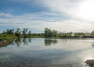 Bozkır nehir sazlık yaz. nehir görünümünde kez izlendi. küçük mavi nehir kıyısında güneşli bir gün