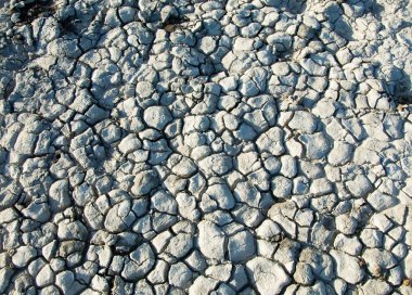 Yere çatlaklar. kuraklık. toprak erozyonu, kırık doku. Kuru kırık zemin. 