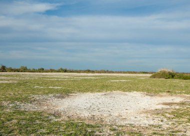 Bozkır tuzlu topraklar. tuz tuz tuz. Bozkır çayır veldt veld. Tuzlu toprak çöl, tuzlu Göller. cansız yanıp kavrulmuş dünyamız. Kazakistan çıplak bozkır