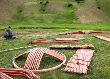 Kazakistan Temmuz 2014 yılında yurt inşaatı. dairesel bir çadır keçe ya da Moğolistan, Kazakistan ve Türkiye'deki göçebeler tarafından kullanılan bir açılır kapanır çerçeve üzerinde skins.