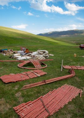 Kazakistan Temmuz 2014 yılında yurt inşaatı. dairesel bir çadır keçe ya da Moğolistan, Kazakistan ve Türkiye'deki göçebeler tarafından kullanılan bir açılır kapanır çerçeve üzerinde skins.
