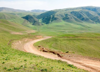 dağ yolundan. dağ, dağ, tepe. Kazakistan. Tien Shan. Takma Yaylası