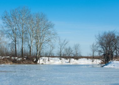 Donmuş gölün bahar. Bahar buz