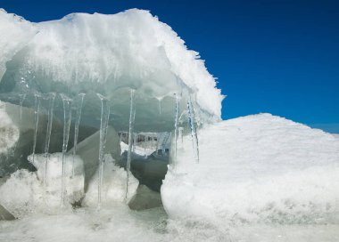 doku. buz. Donmuş buz Nehri üzerinde.