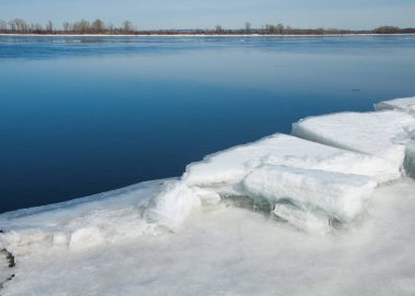 Bahar sel, buzlu su, erken Bahar Nehri üzerinde. Rusya Tataristan Kama Nehri erken Bahar
