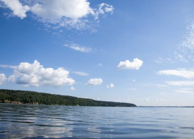 Yaz nehir sazlık ağaçlar gölgeliyor. Deniz, göl veya başka bir kanaldaki böyle dere akan su büyük bir doğal akışı.