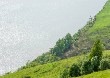 Yaz nehir. Yüksek Rock. Mavi gökyüzü. güzel sahne