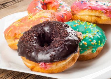 halka, hamur-çocuk, sinker, israf. genellikle bir top ya da halka şeklinde şekerli hamur küçük kızarmış kek.