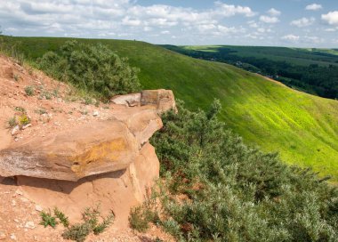 Yaz nehir. Yüksek Rock. Mavi gökyüzü. güzel sahne