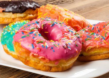 halka, hamur-çocuk, sinker, israf. genellikle bir top ya da halka şeklinde şekerli hamur küçük kızarmış kek.