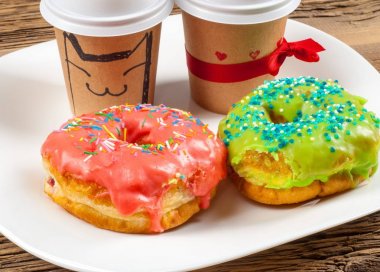 halka, hamur-çocuk, sinker, israf. genellikle bir top ya da halka şeklinde şekerli hamur küçük kızarmış kek.