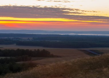 huş ağacı orman manzaralı dağ batımında üzerinden 