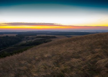 huş ağacı orman manzaralı dağ batımında üzerinden 