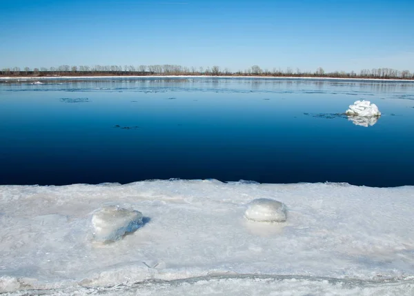 Springfluten Eiswasser Vorfrühling Auf Dem Fluss Russland Tatarstan Kama Fluss — Stockfoto