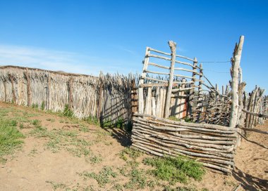 çöl, vahşi, kumlar, ıssızlık, atık, sahara. Hayvancılık, özellikle sığır veya ata, bir çiftlik veya ahır için bir kalem. su bulunduğu bir çölde bereketli bir nokta.
