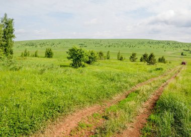 Yaz köy yolunda. gün batımında dağlar ülkede yol. köy yolunda mavi gökyüzü arka plan, 