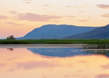 Bozkır yaz. Turgai Kaydet. Çölde Gölü