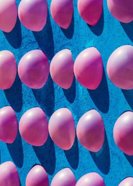 Atraktsion fuarda balonlarla. parlak renkli kauçuk sac havayla şişirilmiş ve bir çocuk oyuncak ya da bir dekorasyon kullanılan boyun, mühürlü.