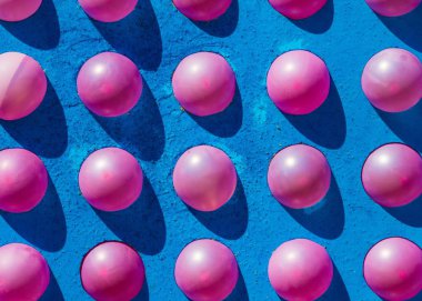 Atraktsion fuarda balonlarla. parlak renkli kauçuk sac havayla şişirilmiş ve bir çocuk oyuncak ya da bir dekorasyon kullanılan boyun, mühürlü.