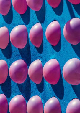 Atraktsion fuarda balonlarla. parlak renkli kauçuk sac havayla şişirilmiş ve bir çocuk oyuncak ya da bir dekorasyon kullanılan boyun, mühürlü.