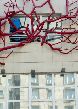 Doku, arka plan. Arka plan. Mimari ve ağaç tasvir binasında borular