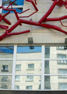 Doku, arka plan. Arka plan. Mimari ve ağaç tasvir binasında borular