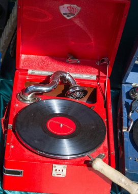 Bit pazarı, antika, eski gramofonları, müzik ve şarkı ile eski kayıtları. Vintage ütüler