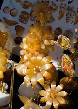 Selenit, saten spar, çöl gülü ve alçı çiçek. bir inci gibi parlaklık ile alçı lifli çeşitli.