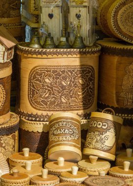 doku, arka plan. Huş kabuğu yapılan el sanatları. Ürün üzerinde bulunmakta: bal, şeker, un, tuz, çay, kahve. Kuzey Amerika kağıt kullanılan birch, Betula papyrifera, geçirimsiz kabuğu,