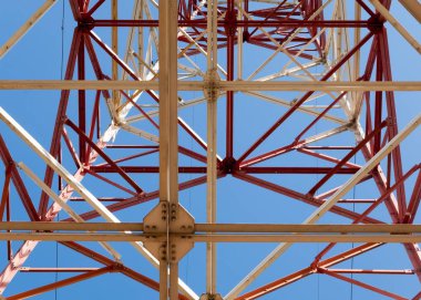 Doku enerji ayağı. Elektrik pilon mavi gökyüzü karşı detay: yüksek gerilim elektrik direği aşağıdan