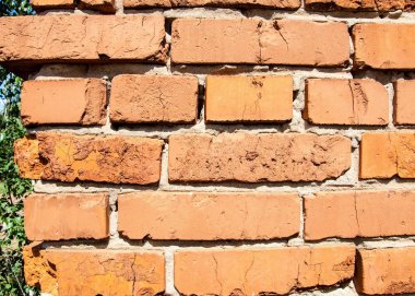 Tuğla duvar dokusu. Eski terk edilmiş duvar, tuğla inşa