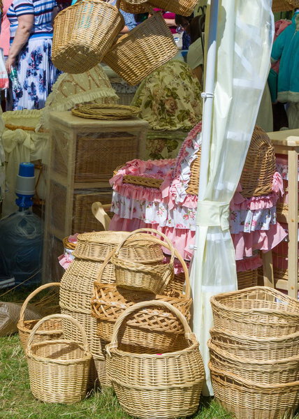 корзины, сотканные из ивовых веток. контейнер, используемый для хранения или перевозки вещей, обычно сделанный из переплетенных полос трости или проволоки
.