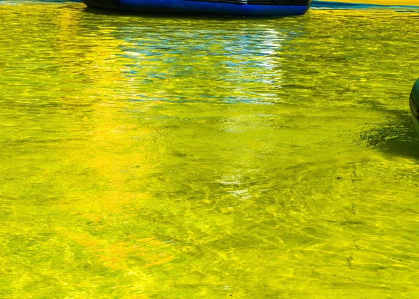 Textura Fundo Água Piscina Piscina Amarelo Colorido Água Amarela — Fotografia de Stock