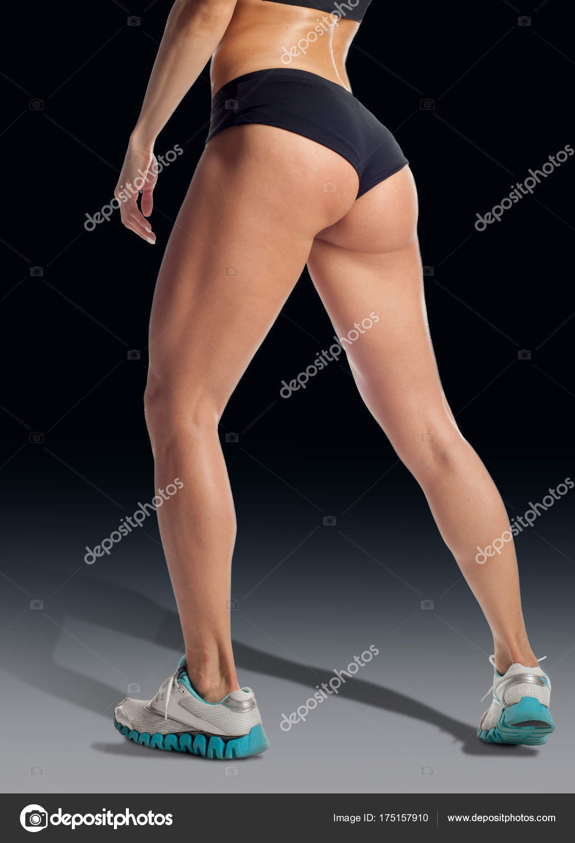 Uma Menina Atlética Mostra Seu Rabo Biquíni Uma Curta Distância — Foto ©  ekina1 #175157910, image size:1160x1700