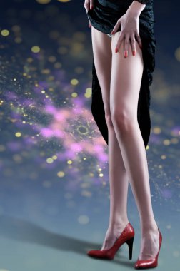 Yüksek topuklu ayakkabılar ayak kız. Bir kızı giyecek elbisesi. Tek bacak 