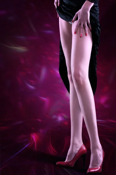Nohy Dívka Vysokých Podpatcích Černé Šaty Sebe Dívku Jednou Nohou — Stock fotografie