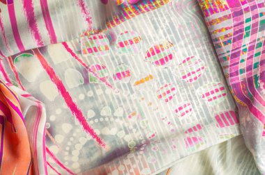 Doku arka plan görüntüsü, soyut desenli ipek kumaş. Renkli ipek kumaş yakın çekim. Filtre uygulanmış tonlu görüntü instagram tarzı. Fotoğraf ipek kumaş. Tekstil tasarımı. Kumaş boyama, boyama batik ipek