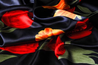 Doku, arka plan, desen. İpek kumaş laleler ile mavi, sarı ve kırmızı çiçek. Serin mavi suluboya lale ipeksi Vintage kumaş yarda olarak uzunluk