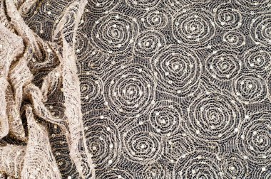 Doku, arka plan, desen. Dantel kumaş bej parıldıyor ile altın. Muhteşem ışıltılı çiçek dantel antik şekerleme renkli Edwardian dönemi ruhu içinde altın metalik iplik ile. 