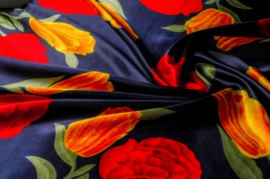 Doku, arka plan, desen. İpek kumaş laleler ile mavi, sarı ve kırmızı çiçek. Serin mavi suluboya lale ipeksi Vintage kumaş yarda olarak uzunluk