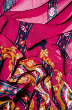 Arka plan doku, desen. Kırmızı kahverengi kumaş. Bu kırmızı, ozan ve sarı çizgili ipek ile senin yerel mirasını tıklayın. Bu desenli kumaş tasarım dekore edecek. çalışmanızı özel olacak