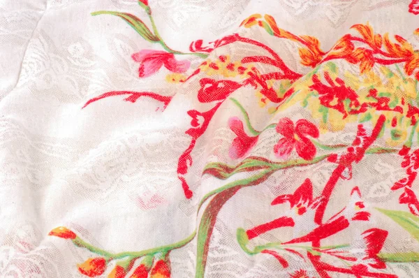 Doku, arka plan, desen. İpek elbise. Beyaz bir arka plan üzerinde parlak kırmızı yeşil çiçekler. Soyut desen