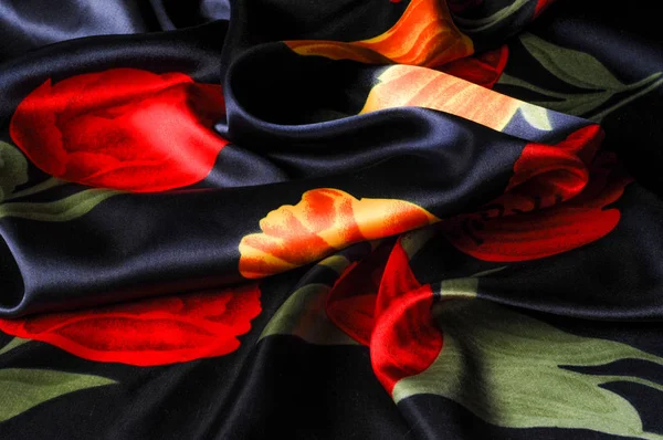 Doku, arka plan, desen. İpek kumaş laleler ile mavi, sarı ve kırmızı çiçek. Serin mavi suluboya lale ipeksi Vintage kumaş yarda olarak uzunluk