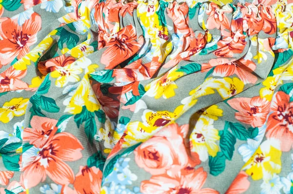 Doku, arka plan, desen. Kızın etek. Çiçek desenli ipek kumaş. Kırmızı sarı çiçekler